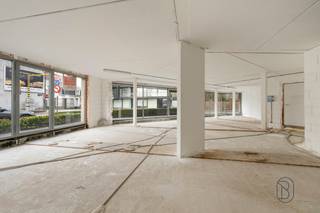 Goed gelegen casco-handelsruimte in het centrum van Waregem. <br />Mogelijkheid bijkopen van 4 parkeerplaatsen (€50.000)<br /><br />Info en/of bezoek na afspraak; guido@immobeguin.be / 0475/70.36.19