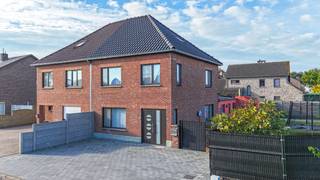 Deze ruime woning, gelegen aan de Kruiswegstraat 24 in Heusden-Zolder, combineert een praktische indeling met een gunstige ligging en tal van mogelijkheden. Met een bewoonbare oppervlakte van 174 m² (Bron EPC) en een perceel van ongeveer 4,50 are biedt deze woning heel wat ruimte voor gezinnen of kandidaat-kopers die op zoek zijn naar een comfortabele woning met potentieel.<br /><br />De woning beschikt over een aangename leefruimte en een functionele keuken. Op de eerste verdieping bevinden zich drie volwaardige slaapkamers en een badkamer, ideaal voor het dagelijkse gezinsleven. Daarnaast is er de mogelijkheid om de zolderverdieping verder in te richten en te verbouwen, waardoor extra woonruimte of een hobbykamer kan worden gecreëerd, afhankelijk van de mogelijkheden.<br /><br />Ook op praktisch vlak heeft deze woning heel wat troeven. Het dak werd vernieuwd en de nieuwe voordeur geeft de woning een frisse uitstraling. Aan de voorzijde werd bovendien een mooie klinkerverharding aangelegd. De woning wordt verwarmd op aardgas en beschikt over een aparte garage. Daarnaast is er voldoende parkeergelegenheid, wat zorgt voor extra comfort voor bewoners en bezoekers.<br /><br />Een bijkomend pluspunt is de aanwezigheid van een badkamer op het gelijkvloers én op de eerste verdieping. Deze praktische indeling biedt extra comfort en mogelijkheden voor verschillende gezinssituaties.<br /><br />De woning is gelegen op een hoekperceel van ongeveer 4,50 are, met buitenruimte die naar eigen wens kan worden ingericht. Dankzij de ligging op wandelafstand van winkels en scholen geniet u bovendien van een bijzonder praktische woonomgeving. Ook belangrijke verbindingswegen bevinden zich in de nabije omgeving, waardoor de woning vlot bereikbaar is.<br /><br />Op energetisch vlak beschikt de woning over een EPC-label D, met een energiescore van 330 kWh/m² per jaar. Hierdoor geldt er geen renovatieverplichting op basis van het huidige EPC-label.<br /><br />Kortom, een ruime en praktisch ingedeelde hoekwoning met drie slaapkamers, twee badkamers, een garage, voldoende parkeergelegenheid en mogelijkheden om de woonoppervlakte verder uit te breiden. Een interessante opportuniteit voor wie op zoek is naar een woning op een gunstige locatie in Heusden-Zolder.<br /><br />Pluspunten:<br />- Hoekwoning; grondopp. 4,50are;<br />- Bew. opp. van 174 m² (Bron EPC);<br />- 3 volwaardige slaapkamers!<br />- 2 badkamers; op het gelijkvloers én op de eerste verdieping;<br />- Potentieel om de zolderverdieping verder in te richten!<br />- Vernieuwde dak!<br />- Garagebox aanwezig!<br />- Voorraadkelder!<br />- Verwarming op aardgas; ook mazoutketel aanwezig!<br />- Voldoende parkeergelegenheid;<br />- EPC-label D – geen renovatieverplichting!<br />- Winkels en scholen op wandelafstand;<br /><br />Maatregelen opgenomen in het Maatregelenregister: nee<br /><br />Interesse? Voor een bezichtiging ter plaatse of meer info, bel ons op 078/78.78.70, of kom gerust binnen in ons kantoor — je bent steeds welkom!