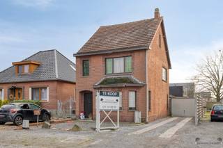 <p><span>PROPRIÉTÉ RÉSIDENTIELLE À LEOPOLDSBURG AVEC UN EXCELLENT POTENTIEL</span></p><p><span> </span></p><p><span>Cette charmante maison à Leopoldsburg offre une excellente opportunité pour les acheteurs qui recherchent une propriété de caractère dans un quartier résidentiel bien établi. La propriété dispose de trois chambres confortables et d'une salle de bains pratique, ce qui la rend idéale pour les familles ou les personnes à la recherche d'espace supplémentaire.</span></p><p><span> </span></p><p><span>La maison présente une façade en briques caractéristique de la région et témoigne d'une solide qualité de construction. La façade en briques rouges, la toiture noire et les lucarnes confèrent à la propriété un aspect attrayant. La façade avant comporte de nombreuses ouvertures de fenêtres qui apportent de la lumière naturelle.</span></p><p><span> </span></p><p><span>La propriété dispose d'un jardin arrière qui s'étend sur une belle superficie. Cet espace extérieur offre de nombreuses possibilités de détente et de loisirs. Le jardin est entièrement clôturé et entouré de solides barrières en bois, ce qui garantit l'intimité et la sécurité. C'est un endroit idéal pour les familles avec enfants ou pour ceux qui aiment le plein air.</span></p><p><span> </span></p><p><span>Son emplacement à Leopoldsburg est un grand avantage. Le quartier est bien développé et jouit d'une atmosphère calme et résidentielle avec des quartiers conviviaux. La propriété se trouve à distance de marche des commodités et bénéficie d'un accès facile aux transports publics.</span></p><p><span> </span></p><p><span>Cette propriété constitue une base solide pour ceux qui recherchent une maison authentique dans le Limbourg, avec de l'espace pour les activités familiales et les adaptations personnelles souhaitées.</span></p>