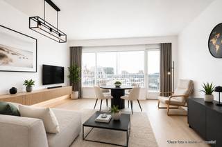 Deze <strong>ruime en lichtrijke studio met zuidgericht terras</strong> bevindt zich op de <strong>eerste verdieping van Residentie Wimbledon C (Leopoldlaan 137) in Middelkerke</strong>, op een <strong>boogscheut van de Zeedijk</strong>. Dankzij de <strong>centrale</strong> <strong>ligging</strong> geniet u van een vlotte bereikbaarheid en bevindt u zich o<strong>p wandelafstand van het strand, het casino, winkels, horeca en openbaar vervoer.</strong><br /><br />De studio is <strong>praktisch</strong> <strong>ingedeeld</strong> en beschikt bovendien over een <strong>privatieve</strong> <strong>kelderberging</strong>, wat een <strong>extra troef is voor opslag aan zee.</strong><br /><br />Indeling:
<ul>
<li>Lichtrijke leefruimte met grote raampartijen</li>
<li>Geïnstalleerde keuken</li>
<li>Badkamer met ligbad en douchemogelijkheid, toilet en lavabo</li>
<li>Aparte slaaphoek met uitklapbed</li>
<li>Zuidgericht terras</li>
<li>Privatieve kelderberging</li>
</ul>
<br />Daarnaast beschikt het gebouw over een <strong>gemeenschappelijke</strong> <strong>fietsenberging</strong> en een <strong>afvallokaal</strong>.<br /><br /><strong>Troeven:</strong>
<ul>
<li><strong>EPC B</strong></li>
<li><strong>Zongericht terras</strong></li>
<li>Centrale ligging vlak bij de Zeedijk, winkels, horeca, openbaar vervoer en het nieuwe casino</li>
<li>Privatieve kelderberging</li>
<li>Gemeenschappelijke fietsenberging</li>
<li><strong>Volledig gemeubeld </strong>en instapklaar</li>
<li>Parkeermogelijkheden in de directe omgeving</li>
</ul>
In de residentie werden reeds <strong>belangrijke</strong> <strong>renovatiewerken</strong> <strong>uitgevoerd</strong>, waaronder de <u><strong>vernieuwing van de liften, de achtergevel met terrassen en het dak.</strong></u><br /><br />Met een <strong>potentiële huuropbrengst van €600 per maand</strong> kan deze studio een mooi <strong>nettorendement</strong> van <strong>ongeveer 4,63%</strong> opleveren.<br /><br />Bent u op zoek naar een <strong>centrale studio aan zee</strong>, ideaal als <strong>tweede</strong> <strong>verblijf</strong> <strong>of</strong> <strong>investering</strong>? Contacteer ons vandaag nog voor een <strong>bezoek ter plaatse</strong> en ontdek zelf het <strong>potentieel</strong> <strong>van</strong> <strong>deze</strong> <strong>eigendom!</strong>