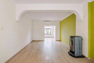 <p><span>GERAARDSBERGEN - Charmante gezinswoning met vier volwaardige slaapkamers en prachtige tuin</span></p><p><span> </span></p><p><span>Bent u op zoek naar een ruime woning met karakter op een centrale locatie? Deze charmante rijwoning in de Buizemontstraat combineert authentieke elementen met hedendaags wooncomfort. Met vier volwaardige slaapkamers, een grote leefruimte en een verrassend diepe tuin vormt deze opportuniteit de ideale gezinswoning. De centrale ligging te Geraardsbergen zorgt ervoor dat winkels, scholen, horeca en openbaar vervoer zich op wandelafstand bevinden. Als extra troef geniet u aan de achterzijde van een prachtig uitzicht op de Dender en een aangelegde buitenruimte met twee terrassen, een moestuin en een praktische tuinberging. Bovendien geniet u van een vlotte aansluiting op diverse wandel- en fietsroutes.</span></p><p><span> </span></p><p><span> </span></p><p><span>Enkele troeven in een notendop: </span></p><ul><li><span>Ruime en lichtrijke gezinswoning</span></li><li><span>Gezellig overdekt en verwarmd terras</span></li><li><span>Authentieke charme met stijlvolle afwerking</span></li><li><span>Prachtig uitzicht op de Dender</span></li><li><span>Voorzien van zonnepanelen, warmtepomp en airco</span></li><li><span>Praktische kelder</span></li><li><span>Open leefkeuken met kwalitatieve Miele-toestellen</span></li></ul><p><span> </span></p><p><span> </span></p><p><span>Indeling: </span></p><p><span>Gelijkvloers: Statige inkomhal met authentiek glas-in-loodraam, ruime leefruimte met gashaard, zithoek en eetplaats, open keuken voorzien van inbouwtoestellen, tweede eet- en zithoek met directe verbinding naar de tuin, overdekt en verwarmd terras met zonneluifel en zuidwestelijke oriëntatie, afzonderlijk gastentoilet en toegang tot de ruime kelder.</span></p><p><span> </span></p><p><span>Eerste verdieping: Nachthal, twee ruime slaapkamers met ingemaakte kasten, badkamer voorzien van lavabomeubel, toilet en ligbad met douche.</span></p><p><span> </span></p><p><span>Tweede verdieping: Nachthal en twee volwaardige slaapkamers.</span></p><p><span> </span></p><p><span>Derde verdieping: Afgewerkte zolderkamer bereikbaar via een vaste trap.</span></p><p><span> </span></p><p><span> </span></p><p><span>Belangrijk: </span></p><p><span>Richtprijs: 339.000 EUR</span></p><p><span>Geen renovatieverplichting</span></p><p><span> </span></p><p><span>Interesse? Contacteer Axel Lenaerts makelaars voor meer info of een bezoek ter plaatse via <span>Laurens@axellenaerts.be</span></span><span> of 09 245 24 24</span></p>