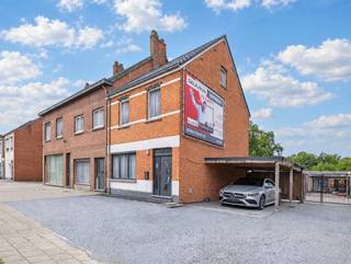 <p>Instapklare halve losbouw op 945 m²</p><p>Bij deze woonst valt direct de parking en 4 garages op en dat kan maar super belangrijk zijn, alsook de 6 slaapkamers!</p><p>Het is dus een groot huis dat recent in 2020 is verbouwd en heeft vele invul mogelijkheden, ingedeeld alsvolgt: inkomhal, bureel of slaapkamer, woonkamer, ingerichte woonkeuken met alle toestellen, aanpalend een gezellige veranda. Beneden is er verder nog een praktische badkamer, een waskamer, berging en een carport voor 3 wagens en een garage, verder is er buiten nog een aparte mancave/hobbykamer. De reuze tuin is naar de zonkant gericht en kan je gebruiken voor allerlei doeleinden.</p><p>Via de trap kom je boven op een grote overloop die je naar 5 slaapkamers leidt. De vaste trap brengt je naar een grootse ingerichte dakverdieping voor 1 à 2 slaapkamers. 6 à 7 slaapkamers is perfect voor een groot (nieuw samengesteld) gezin. De recente 15 zonnepanelen zijn ook een grote plus. Het perceel is 12 meter breed. Commerciële ligging, maar ook dichtbij winkels, horeca, openbaar vervoer, school,....<br /> </p><p>Kom zeker snel kijken en overtuig jezelf :)</p><p>EPC label C - elektriciteitsattest is conform</p><p>Infoplicht: Vg, Wg, Gmo, Gvkr, Gvv, P-score: A, G-score: A. Dit is geen aanbod, alle informatie is onder voorbehoud van materiële vergissingen en/of wijzigingen. De vermelde oppervlaktes zijn louter indicatief.</p>