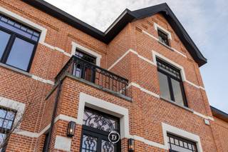 Binnen de grote ring van Hasselt, op wandelafstand van het centrum, bevindt zich dit vrijstaande herenhuis op een zuidgericht perceel van 745 m².De...