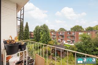 In een rustige, groene en residentiële buurt van Berchem vinden we dit ruim, doch op te frissen, appartement terug. Het appartement bevindt zich...