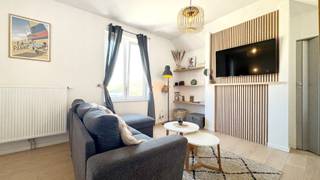 Appartement meublé et prêt à emménager, situé à 200 mètres de la digue de mer, avec 2 chambres mansardées. Séjour, salon, salle de bains avec WC, douche et lavabo, cuisine équipée. Escalier menant à 2 chambres mansardées aménagées.<br /><br />Installation électrique conforme, prêt à emménager, avec une place de parking privée située à proximité immédiate de l’immeuble.<br /><br />PEB : kWh/m² (/an) Label<br />Plus d’informations et visite virtuelle dans les documents sur www.immodepanne.be