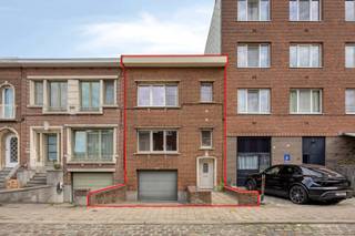 <p>Een beletage uit 1963, van onder tot boven aangepakt vanaf 2009. 136 m² wonen op een perceel van 171 m², een living vol lichtinval, twee volwaardige slaapkamers en een tuin waar je niet elk weekend in hoeft te sleutelen. En boven op alles nog eens uitbreidingsruimte voor wie verder wil bouwen aan zijn plannen. Dat is deze woning in Borgerhout.</p>
<p>Je komt binnen via de inkomhal, met ingemaakte kasten die meteen ruimte scheppen voor jassen en schoenen zonder dat het rommelig wordt. Van hieruit zak je een meter onder straatniveau naar het gelijkvloers. Daar liggen de inpandige garage en een ruime berging, die rechtstreeks toegang geeft tot de tuin. En dat is meteen waarom deze woning opvalt in een buurt als deze: parkeren doe je hier zowel inpandig als voor de deur. Wie in de stad woont weet dat dat allesbehalve vanzelfsprekend is.</p>
<p>Een trap hoger vind je de eerste verdieping, en dat is waar het huis zich echt laat zien. Grote raampartijen gooien de leefruimte vol licht, de vloer is laminaat en er is zelfs plaats voor een opkamer die je kan inrichten als speelhoek of bureau, zonder dat je living erdoor kleiner aanvoelt. De keuken is volledig uitgerust en geeft toegang tot een berging met wasaansluitingen. Via de berging heb je rechstreeks toegang to het terras, met een trap naar de tuin. De badkamer op deze verdieping is voorzien van alle comfort.</p>
<p>Nog een trap hoger, op de tweede verdieping, liggen de twee slaapkamers, ook op laminaat. De hoofdslaapkamer heeft een dressing die evengoed dienst kan doen als babykamer. En wie verder denkt dan vandaag: hier ligt een uitbreidingsmogelijkheid van ongeveer 44 m², genoeg om de volledige diepte van de verdieping eronder te benutten. Geen extraatje, wel een troef waar je zelf de waarde van bepaalt.</p>
<p>Buiten wacht een tuin, volledig verhard en onderhoudsvriendelijk. Geen gazon om elk weekend te maaien, wel een plek om heerlijk buiten te zitten.</p>
<p>Verder staat deze woning goed op punt. De CV ketel is vernieuwd in 2021, er hangt airco in de slaapkamers op de tweede verdieping en 10 zonnepanelen houden je energiefactuur onder controle. Vooraan is het HR glas vernieuwd, net als de voordeur en de garagepoort, ook in 2021. Het schrijnwerk is deels van hout en deels van PVC, er hangen rolluiken op de verdiepingen en het dak is geïsoleerd.</p>
<p>De ligging is minstens even sterk als het huis zelf. Je zit hier in Extra Muros, het deel van Borgerhout net buiten de oude stadswal, tegen de grens met Deurne aan. Dat betekent rustiger straten dan intra muros, maar met dezelfde troef: je zit op zo'n 3 kilometer van het centrum van Antwerpen. Dichtbij genoeg om er zonder moeite te geraken, ver genoeg om 's avonds gewoon een parkeerplaats voor je deur te vinden. Borgerhout werd in 2025 door Time Out trouwens uitgeroepen tot de op één na coolste buurt ter wereld!</p>
<p>EERSTE TWEE BEZOEKMOMENTEN REEDS VOLZET<br />EXTRA (tevens laatste) BEZOEKMOMENT zondag 6 sept tussen 12u en 14u (na afspraak).</p>
<p>Voor meer info of om een afspraak in te pannen, surf naar www.juulgrietensstraat63.be!</p>
