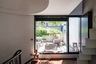 Nous vous invitons cordialement à venir lors de la journée portes ouvertes le 27/06. Veuillez prendre rendez-vous à cet effet.<br /><br />Le prix affiché est un prix de départ de 690 000 €.<br /><br />Cette propriété exceptionnelle est discrètement située dans une rue calme près de la Veldstraat, en plein cœur du centre-ville historique. Un emplacement de premier choix où l'intimité se marie parfaitement avec le dynamisme effervescent de la ville.<br /><br />La propriété a récemment bénéficié d'une rénovation partielle soigneusement réalisée, avec des choix d'intérieur inspirés par le langage formel et la philosophie d'Axel Vervoordt et Tatsuro Miki. Des matériaux et des accents soigneusement sélectionnés offrent une finition contemporaine et épurée avec une touche chaleureuse et intemporelle.<br /><br />Disposition<br />Dès l'entrée, vous ressentez une ouverture et une luminosité exceptionnelles grâce à l'impressionnante vide verticale avec des plafonds atteignant jusqu'à 13 mètres de haut.<br />Le rez-de-chaussée est actuellement aménagé en chambre à coucher, mais convient également parfaitement à une profession libérale ou à une pratique, avec un accès direct à un jardin intérieur discret.<br />Au premier étage, se trouve un espace de vie lumineux avec salle à manger et cuisine attenante.<br />Le deuxième étage comprend un palier et une salle de bains, avec accès à la terrasse sur le toit.<br />Le troisième et dernier étage est réservé à la chambre principale, offrant une vue unique et dégagée sur le beffroi de Gand.<br />Au sous-sol, un espace est prévu pour une salle de bains supplémentaire.<br /><br />Une propriété de caractère rare dans un emplacement exceptionnel, idéale pour ceux qui souhaitent concilier architecture, tranquillité et vie citadine. La maison allie élégance et authenticité avec des possibilités d'utilisation polyvalentes et bénéficie également d'un rendement attractif grâce à une location à court terme réussie.