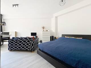 In de Carolystraat 38 te Elsene, op slechts 100 meter wandelen van het De Meeus- en Luxemburgplein, mooie gemeubelde studio van ± 38 m² te koop, op...