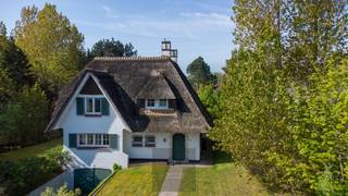 Villa Bilulu – A charming thatched villa with 3 bedrooms, set on a 994m² plot, centrally located in the Simli district of Nieuwpoort-Bad...