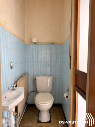 <p>Deze degelijke, solide woning is gebouwd in 1967 op een perceel van <strong>4are 60ca</strong> en dat in het hartje van Lebbeke city.<br />Ideaal gelegen op slechts een boogscheut van openbaar vervoer, sportcomplex, winkels en scholen.<br /><br /><strong>Op het gelijkvloers</strong> treffen we een warme inkomhal met gastentoilet, bureauruimte of<strong> eventueel een extra slaapkamer</strong> en een lichtrijke leefruimte voorzien van een schuifraam met zicht op terras en tuin. Verder is er een ingerichte keuken voorzien van dubbele gootsteen, keramische kookplaat, oven en keukenkasten met aanpalend een praktische berging met ingemaakte kasten. Deze biedt op haar beurt weer toegang tot de garage. Ideaal om zo de boodschappen uit te pakken en op te bergen. De <strong>zuidgerichte tuin</strong> zorgt voor een oase van rust, zeker door het <strong>groene uitzicht</strong> achteraan. <br /><br /><strong>Op de eerste verdieping</strong> valt het meteen op hoe het licht zeer mooi binnenvalt in deze woning. Hier zijn maar liefst <strong>4 slaapkamers</strong> waarvan een met ingemaakte kasten en eveneens een ingerichte badkamer voorzien van een ligbad, retro gootsteen en toilet. <br /><br />De nachthal biedt, door middel van een luik met schuiftrap, toegang tot de ruime <strong>opbergzolder</strong>. <br /><br />De woning beschikt over <strong>betonnen tussenvloeren</strong> en wordt verwarmd door middel van <strong>centrale verwarming op aardgas</strong>.<br /><br />Graag een bezoek brengen aan deze toffe woonst? <br />Reserveer jouw plaatsje op de <strong>bezoekdag 18 juni 2026</strong> via hanne@ds-vastgoed.be of 0486/889.444</p>