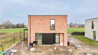 Danneels bouwt deze stijlvolle open bebouwing op het lot 1 in een familievriendelijke nieuwe buurt tussen de dorpskern van Sint-Lenaarts en Brecht centrum. Dit perceel van 433 m² is rustig gelegen, achteraan de verkeersluwe buurt.<br /><br />Deze vrijstaande woning in moderne bouwstijl heeft een slimme indeling. Met o.m. een lichtrijke open ingedeelde leefruimte, een volledig ingerichte keuken en badkamer, 4 slaapkamers, oprit met carport én een omheinde tuin. <br /><br />De woning wordt heel energiezuinig en is uitgerust met een geothermische warmtepomp, vloerverwarming, zonnepanelen en een ventilatiesysteem met warmterecuperatie.<br /><br /><span>We werken jouw nieuwe thuis sleutel-op-de-deur voor je af. Jij kiest jouw keuken- en badkamerinrichting, de vloer- en wandtegels uit bij onze projectpartners. Onze klantenbegeleider staat voor je klaar tijdens het hele realisatietraject.  </span>