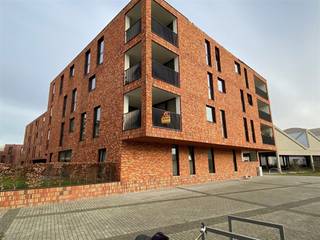 <p>Gelegen nabij het centrum van Aalst, met winkels, openbaar vervoer en andere voorzieningen op wandelafstand, bevindt zich dit praktisch ingedeelde appartement op de eerste verdieping. Het appartement omvat een inkomhal met apart toilet, een lichtrijke leefruimte met open, uitgeruste keuken die toegang geeft tot het ruime terras, twee volwaardige slaapkamers, een badkamer met ligbad en een berging.</p><p>Extra troeven: een kelderberging en een bovengrondse autostaanplaats.</p><p>Huurprijs bedraagt 1.000 EUR/maand + gemeenschappelijke lasten: 75 EUR/maand.</p><p>Beschikbaar vanaf 01/04/2026.</p>