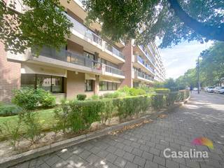 CASALINA Real Estate biedt te koop aan – Mooi appartement met 2 slaapkamers gelegen op de 2ᵉ verdieping met terras aan de voor- en achterzijde, in...