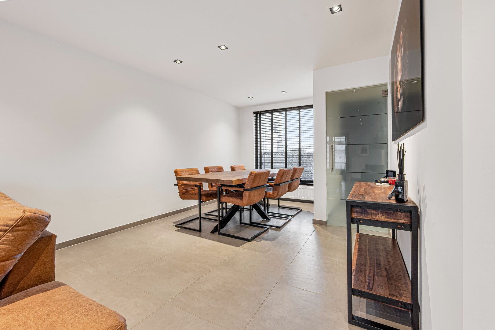 Gerenoveerde starterswoning achterin gelegen met leuk zonneterras en 3 slkmrs! - photo 4