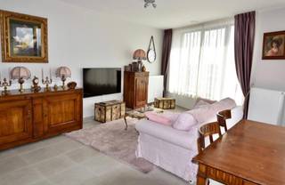 <p><strong>Appartement meublé avec vue imprenable sur la ville au 9ème étage</strong></p>
<p>Cet appartement lumineux et spacieux fait partie du nouveau projet Kievit II. Depuis le hall d’entrée, vous accédez directement à l’espace de vie chaleureux avec cuisine ouverte, baigné de lumière naturelle grâce aux grandes baies vitrées. La cuisine est entièrement équipée d’un réfrigérateur avec compartiment congélateur, d’un micro-ondes, d’un lave-vaisselle et d’une plaque de cuisson en céramique.</p>
<p>L’espace de vie donne accès à une terrasse où vous pourrez profiter d’une vue à couper le souffle sur la ville. L’appartement compte deux chambres : une spacieuse chambre parentale d’environ 12 m² et une deuxième chambre d’environ 8 m², idéale en tant que chambre d’enfant, bureau ou dressing.</p>
<p>La salle de bain moderne est équipée d’une baignoire avec douche intégrée et d’un double lavabo. Vous trouverez également des toilettes invités séparées et un local pratique avec machine à laver et sèche-linge. La climatisation est installée dans l’espace de vie et les chambres. Enfin, un local à vélos facilement accessible est disponible au rez-de-chaussée.</p>
<p>En option, vous pouvez louer une place de parking pour 100 € par mois. <br /><br />Les charges mensuelles pour les parties communes s’élèvent à 100 €.</p>