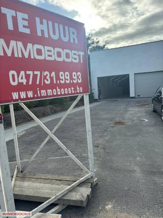 professionele MAGAZIJN - UNIT te HUUR : NIEUW !!!Vlakbij afrit Lichtervelde.Hoge sectionaalpoort ASSA ABLOY, water, elektriciteit.100% veilig en...