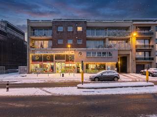 Ruim appartement van 112 m² gelegen op gunstige locatie te Deurne, ter hoogte van de Bisschoppenhoflaan, nabij het Bosuilstadion en Sportpaleis. Het kleinschalig appartementencomplex omvat 9 appartementen en een handelspand en werd opgeleverd in 2003. <br /><br />Indeling: <br />U betreedt de ruime inkom-/nachthal van het appartement. Deze hal biedt toegang tot het apart toilet en de 2 slaapkamers op novylon aan de achterzijde van het complex, die beiden toegang hebben tot het terras aan de achterkant dmv een openslaande raam/deur. De badkamer bevindt zich eveneens aan de achterzijde en is uitgerust met ligbad en een wastafel in meubel. <br />Vanuit de inkomhal bereikt u de riante woonkamer van ca. 50 m² (!) op laminaat. Via een dubbel openslaande schuifraam hebt u vanuit de woonkamer toegang tot het overdekt terras aan de voorzijde. De keuken en de aanpalende berging/wasplaats bevindt zich aanpalend de leefruimte. De keuken is ingericht met veel opbergkasten, dubbele spoelbak en een keramische kookplaat met dampkap en biedt eveneens toegang tot het terras achteraan. <br /><br />Private kelderberging (nr 5) met lift bereikbaar. <br /><br />Gemeenschappelijke fietsenstalling aanwezig in de kelder met rechtstreekse toegang via fietstrap aan de zijkant van het gebouw. <br /><br />Bijzonderheden: <br />- gunstige en centrale locatie<br />- lift aanwezig tot in de kelder <br />- ruime private kelderberging (nr 5)<br />- het appartement is verhuurd aan 786,24 EUR/maand<br />- verwarming op aardgas dmv HR gaswandketel en radiatoren<br />- aluminium schrijnwerk met dubbel glas<br />- EPC (C-label) van 208 kWh/m²/jaar<br />- gemeenschappelijke lasten bedragen ca. 100 EUR/maand. Syndicusinlichtingen zijn in aanvraag.