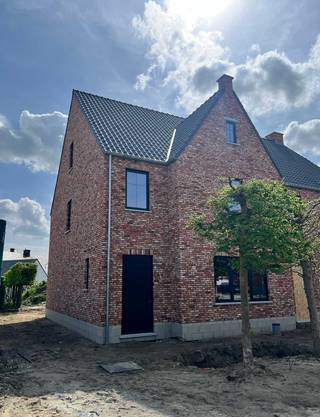 Nieuwbouw met geothermie in Viversel<br /><br />In de Sint-Quirinusstraat realiseren we drie landelijke woningen waarin de nadruk op comfort, ruimte en een hoogwaardige afwerking ligt. <br />De rustige ligging zorgt voor een aangename woonomgeving. Tegelijkertijd is er een vlotte verbinding naar de E313 en E314. <br />Twee woningen vonden reeds een eigenaar. Wordt dit jouw nieuwe thuis?<br /><br />Met een bewoonbare oppervlakte van 233 m² biedt deze woning alle ruimte om comfortabel te wonen. <br />Je komt binnen via een lichtrijke inkomhal met gastentoilet. Aansluitend bevindt zich een aparte bureauruimte, ideaal voor thuiswerk.<br />De leef- en eetruimte sluiten naadloos aan op de open keuken en vormen het hart van de woning. Grote raampartijen zorgen voor overvloedig natuurlijk licht en een sterke connectie met de tuin. Naast de keuken is er een ruime berging voorzien.<br /><br />Op de eerste verdieping bevinden zich drie volwaardige slaapkamers, een badkamer en een apart toilet. <br />De tweede verdieping is een open zolderruimte die je volledig naar eigen wens kan invullen, bijvoorbeeld als extra slaapkamers of een polyvalente ruimte.<br /><br />Met een E-peil lager dan 20 is deze woning klaar voor de toekomst. Dankzij een geothermische warmtepomp, vloerverwarming en passieve koeling geniet je het hele jaar door van een aangenaam en energiezuinig binnenklimaat. Ventilatie type D en zonnepanelen zijn standaard voorzien.<br /><br />De tuin wordt volledig aangelegd en vormt een rustige, groene buitenruimte met ruim terras. Volwassen hagen zorgen voor onmiddellijke privacy en een mooi ingekaderd geheel. Daarnaast is een laadpunt voor een elektrische wagen voorzien.<br /><br />De woning wordt casco+ aangeboden, zodat je keuken, badkamer, vloeren en binnendeuren nog volledig naar eigen smaak kan afwerken.<br /><br />Grondaandeel: 135.000 EUR<br />Constructie: 288.000 EUR<br />Aankoopprijs, inclusief registratie en btw: 499.680 EUR<br />Instapklaar: 550.000 EUR<br /><br />Interesse? Neem gerust contact op voor meer informatie of een afspraak via info@quintensinvest.be