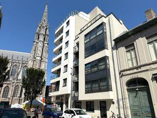 Investeerders opgelet! Deze recente studio in Chateau Amandine ligt op een aangename locatie tussen het Petrus en Paulusplein en het station van Oostende. De indeling omvat een lichtrijke leefruimte met open keuken, die uitgeeft op een balkon met aangenaam uitzicht. Verder is er een inkomhal en een badkamer met aansluiting voor een wasmachine. De elektrische installatie is conform (blanco keuringsattest) en het appartement beschikt over een gunstig EPC-label B. De studio wordt te koop aangeboden onder het stelsel van erfpacht. De actuele canon bedraagt € 2200 € per jaar (fiscaal aftrekbaar voor tweede verblijven of investeringen) en wordt momenteel verhuurd aan € 507,11 per maand, vermeerderd met € 40 vaste kosten, via Woonsprong. Stabiele huurder met een huurovereenkomst van 9 jaar. Indien er gekocht wordt om opnieuw te verhuren via Woonsprong kan dit aan slechts 7% registratierechten ipv 12%. Voor alle info en bezoek bel Nikolaas op 0496 68 84 67 of via www.ensor.immo
