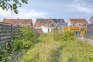 Située au centre de Sint-Andries, cette maison à rénover est à vendre sur un terrain de 270 m² avec 3 chambres (possibilité de 4 pièces). Cette...