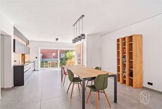 Découvrez cette magnifique maison familiale alliant confort moderne, finitions haut de gamme et excellente performance énergétique. Pensée pour répondre aux attentes des familles d'aujourd'hui, cette propriété offre des espaces généreux, une luminosité remarquable et des matériaux de qualité.Dès l'entrée, vous serez séduit par un hall accueillant menant à une vaste pièce de vie. La cuisine ouverte, signée Leicht, constitue un véritable espace de convivialité. Entièrement équipée, elle se distingue par son plan de travail en inox, ses nombreux rangements, sa taque de cuisson, son four ainsi que ses portes de placards motorisées. L'ensemble s'ouvre harmonieusement sur la terrasse et le jardin.Le rez-de-chaussée comprend également un garage avec porte sectionnelle, une buanderie entièrement aménagée offrant une agréable vue sur le jardin, ainsi qu'un WC indépendant.À l'étage, le hall de nuit dessert trois belles chambres, un dressing entièrement aménagé ainsi qu'une salle de bains équipée d'une baignoire en Corian, d'une douche, d'un meuble vasque, d'un WC et d'une VMC.Au deuxième étage, vous trouverez un vaste espace polyvalent. Celui-ci peut aisément accueillir une quatrième chambre de très belle superficie ou être réaménagé afin de créer deux pièces distinctes, permettant ainsi l'aménagement d'une cinquième chambre selon vos besoins.Cette habitation bénéficie de matériaux nobles tels que des tuiles flamandes, des briques rustiques et des gouttières en cuivre.