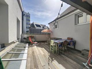 Dit lichtrijk appartement situeert zich pal in het centrum van Gent en op wandelafstand van alle nodige faciliteiten zoals drink- en eetgelegenheden, winkels en openbaar vervoer.Het appartement bevindt zich op de tweede verdieping in een kleinschalige residentie met slechts 3 entiteiten.Indeling van het appartement:inkomhal met gastentoilet - ruime leefruimte - geïnstalleerde keuken - badkamer met ligbad, dubbel lavabomeubel en ruimte voor het plaatsen van de wasmachine en droogkast - 2 volwaardige slaapkamers - 3e slaapkamer / bureau met doorgang naar terras TROEVEN; - Locatie - Lichtrijk - Ruim terras - Geen gemeenschappelijke kosten - Kleinschalige residentie Beschikbaar vanaf 01/07/2026!