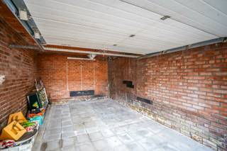 Op zoek naar een veilige parkeerplaats of handige opslagruimte in hartje Oostende?Deze garagebox biedt precies wat u zoekt.Met een oppervlakte van...