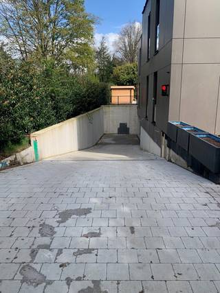 Ondergrondse parkeerplaatsen te huur gelegen op een centrale locatie in Mol. Deze ruime autostaanplaatsen zijn te bereiken via een brede en comfortabele in -en uitrit. <span>Het geheel is afgesloten met een automatische sectionaalpoort.<br /></span>