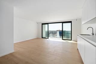 <strong>Kom gerust even langs zonder afspraak op onze OpenHuizenDag zaterdag 8 augustus van 10u30 - 12u30!<br />Blankenberge: Nieuwbouwappartement met 2 slaapkamers en zuidgericht terras te koop vlakbij de zeedijk van Blankenberge.</strong><br /><br />Residentie 'De Zuidkant' is een exclusief nieuwbouwproject op een toplocatie in Blankenberge, gelegen aan de Graaf Jansdijk 32, op slechts 50 meter van zee en strand. Dankzij de centrale ligging bevinden winkels, openbaar vervoer en het station zich op wandelafstand. <br />Ondergronds zijn optionele privatieve bergingen beschikbaar, voorzien van verlichting, stopcontacten en laadmogelijkheid.<br /><br /><strong>Indeling: </strong><br />Inkomhal, zonnige leefruimte met toegang tot het zuidgericht terras, open keuken, berging, apart toilet, 2 volwaardige slaapkamers, badkamer met inloopdouche. <br /><br /><strong>Troeven: </strong>
<ul><li>Toplocatie: slechts 50 meter van zee en strand.</li><li>Energiezuinig: warmtepomp mét privatieve zonnepanelen.</li><li>Zuidgericht terras. </li><li>Onderhoudsvriendelijke en duurzame materialen.</li><li>Onmiddellijk beschikbaar. </li></ul>
Meer informatie? Contacteer Maarten via 050 42 58 98 of Ayita op 0496 13 43 12.