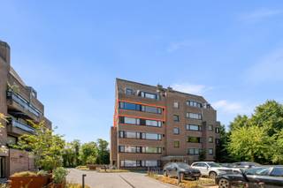 Te renoveren appartement combineert een rustige, groene ligging met een uitstekende bereikbaarheid. Gelegen op de vierde verdieping van residentie Betula (Canadezenhof), geniet u hier van een indrukwekkend panoramisch zicht én een vlotte verbinding richting de Expresweg en het historische centrum van Brugge.<br /><br />Indeling van het appartement :<br />- Inkomhal met vestiaire, afzonderlijk gastentoilet en een handige opbergruimte.<br />- Leefruimte & Keuken: lichtovergoten woonkamer die rechtstreeks toegang biedt tot het zonnige terras. Aansluitend op de keuken bevindt zich een praktische bijkeuken/berging.<br />- Via de nachthal bereikt u twee volwaardige slaapkamers en de badkamer.<br />- Ondergronds: de lift brengt u rechtstreeks naar de kelderverdieping, waar een private garagebox en een extra opbergruimte tot uw beschikking staan.<br /><br />De belangrijkste pluspunten:<br />- In te richten naar eigen smaak: de ideale basis om uw droominterieur te realiseren.<br />- Toplocatie: strategisch gelegen qua mobiliteit en op een boogscheut van het stadscentrum.<br />- Groen uitzicht: aan zowel de voor- als achterzijde geniet u van een prachtig, vrij zicht op de omgeving.<br /><br />Wilt u de mogelijkheden van dit pand zelf ontdekken? Neem gerust contact op via 0470 50 50 50 voor extra info of een bezoek ter plaatse!