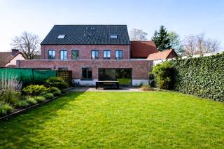 Deze stijlvolle en perfect onderhouden eengezinswoning combineert een hedendaags wooncomfort met een aangename ligging. Gelegen in een...