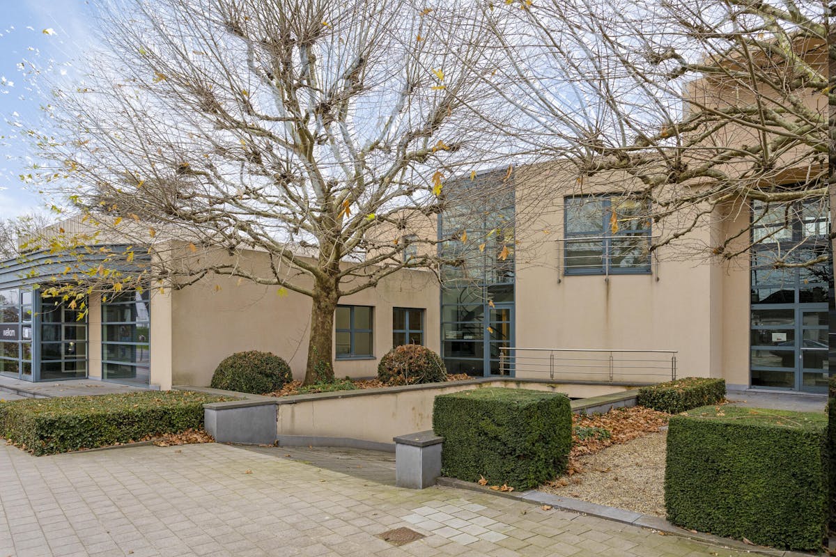 Kantoorgebouw op toplocatie met private parking - foto 1