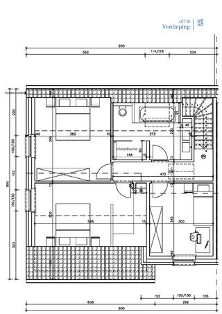 Deze charmante landelijke nieuwbouwwoning is gelegen vlakbij het centrum van Maldegem. De tuin is oostelijk georiënteerd en kijkt op de nieuw aangelegde groenzone. De woning geniet van een optimale woningindeling met op het gelijkvloers een inpandige garage, een inkomhal met gastentoilet en een lichtrijke leefruimte met open keuken. Op de eerste verdieping bevinden zich 3 slaapkamers, een dressing en een badkamer met bad + inloopdouche. De praktische zolder is toegankelijk met een uitschuifbare zoldertrap. Deze woning is ondertussen in volle opbouw, de afwerking kan door u zelf of door ons gebeuren. Standaard zijn sowieso energiezuinige technieken inbegrepen: er is geluidswerende beglazing, een warmtepomp, ventilatie D en vloerverwarming op beide verdiepingen voorzien. Zie jij jezelf hier wonen? We begeleiden je graag op weg naar je nieuwe (t)huis. Contacteer de bouwadviseur voor meer informatie op 0497 588 888 of mail naar contact@huysmanbouw.be