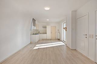 Bent u op zoek naar een slimme investering of een eigen stek vlakbij het bruisende Antwerpen? Dan bieden wij dit lichtrijke appartement aan de Van Heetveldelei 201 in Deurne nu te koop aan. Dankzij de strategische ligging nabij de Bisschoppenhoflaan en diverse belangrijke invalswegen, bevindt u zich binnen twintig minuten met de fiets, de auto of het openbaar vervoer in het hart van de stad.<br /><br />Indeling van het appartement dat we alhier te koop aanbieden: <br />- Leefruimte: Een aangename, lichtrijke woonkamer met een praktisch ingerichte open keuken.<br />- Slaapkamer: Een volwaardige en rustige slaapkamer.<br />- Badkamer: Een ruime badkamer die volledig is uitgerust met een ligbad, een toilet en een modern lavabomeubel.<br /><br />Dit éénslapkamerappartement dat wij te koop aanbieden, blinkt uit door zijn centrale ligging in Deurne. Op slechts vijf minuten wandelen of fietsen staat u in het prachtige park Rivierenhof, de ideale plek voor ontspanning en sport. <br /><br />Dit pand is bovendien een uitstekende kans voor wie een eerste woning wil kopen of op zoek is naar een mooi rendement bij verhuur. <br /><br />EPC Van Heetveldelei 201 bus 301 : 220 kWh / (m² jaar)<br /><br />Ben jij geïnteresseerd in dit vastgoed te koop in Deurne? Aarzel dan niet om ons te contacteren. Het Dewaele vastgoedkantoor van Deurne aan de Turnhoutsebaan staat graag tot uw dienst.<br />Had u graag een gratis schatting van uw eigendom? bel ons voor een vrijblijvend gesprek op 03/666.66.66 of mail naar deurne@dewaele.com<br /><br />Bestuursmaatregelen in het maatregelenregister: in aanvraag