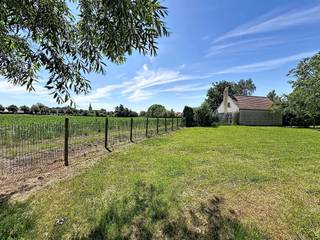 <p><span>Halfopen woning/ projectgrond te Langemark</span></p><p><span>Op een mooi perceel van ca. </span><span>1.300m²</span><span> bevindt zich deze </span><span>halfopen woning</span><span> met een ruime tuin en tal van mogelijkheden voor wie op zoek is naar een eigendom met toekomst.</span></p><p><span>De woning beschikt over een </span><span>inkomhal, leefruimte, keuken, badkamer, kelder, voutekamer, drie slaapkamers, garage, koterijen en zolder.</span><span> </span></p><p><span>Deze woning vormt de ideale basis voor een grondige renovatie naar hedendaags wooncomfort. Dankzij de ruime perceelsoppervlakte, de aantrekkelijke tuin van ca. </span><span>900m²</span><span> en de beschikbare bouwzone biedt deze eigendom bovendien interessante perspectieven voor wie op zoek is naar een</span><span> project </span><span>met ontwikkelingspotentieel.</span></p><p><span>Een unieke opportuniteit voor particulieren die hun droomwoning willen realiseren of voor </span><span>investeerders en ontwikkelaars</span><span> die de mogelijkheden van deze locatie verder willen verkennen.</span></p><p><span> </span></p><p><span>Troeven</span></p><p><span>✔ Perceel van ca. 1.300m²<br />✔ Halfopen bebouwing<br />✔ Ruime tuin van ca. 900m²<br />✔ 3 slaapkamers<br />✔ Tal van renovatiemogelijkheden<br />✔ Interessant ontwikkelingspotentieel<br />✔ Rustige ligging met vlotte bereikbaarheid</span></p>