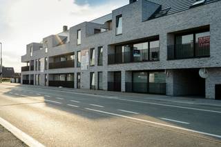 Dit stijlvol en instapklaar appartement ligt perfect gelegen op de verbindingsas tussen Waregem en Kortrijk. Het appartement is voorzien van ingemaakte kasten en is volledig opgeschilderd. <br /><br />INDELING:<br />inkomhal met ingemaakte kasten en apart toilet - leefruimte - ingerichte keuken - terras - slaapkamer met aansluitend badkamer met lavabo en douche - staanplaats<br /><br />ALGEMEEN: <br />- nieuwbouwappartement <br />- volledig geschilderd <br />- autostaanplaats<br />- voorzien van gordijnen <br />- lichtrijk <br /><br />De snelste manier om een bezoek te brengen aan deze woning? Vraag je bezoek aan via de rode knop op onze website (www.dewaele.com) en je wordt gecontacteerd door onze makelaar. Telefonisch kunnen er geen afspraken gemaakt worden. Bij andere vragen kun je ons telefonisch contacteren via 056 605 605.