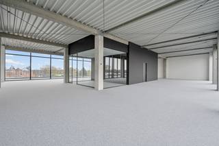 Nieuwbouw kantoorruimte met een oppervlakte van 329 m² met een privatief, zonnig terras van 90 m² en 8 privatieve parkeerplaatsen te huur (en...