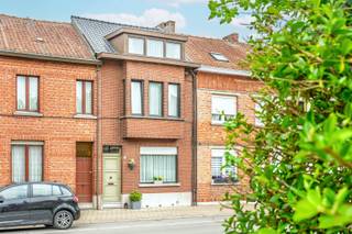 Welkom in de Temsestraat 17, 9150 Rupelmonde. Gelegen vlakbij invalswegen, mooie natuur en de dorpskern van Rupelmonde vinden we deze mooie woning.<br /><br />We stappen binnen in de <strong>mooie en ruime inkomhal</strong>. Deze brengt ons naar de <strong>woonkamer.</strong> De woonkamer is gezellig ingericht en heeft een <strong>gashaard</strong>. Aansluitend vinden we de recente <strong>keuken</strong> met kookvuur, ijskast, spoelbak en kookvuur. Van hieruit kunnen we naar de gezellige <strong>tuin </strong>gaan. We komen eerst nog een <strong>handige bergruimte</strong> tegen. Hier zijn aansluitingen voor wasmachine en droogkast voorzien. Verder vinden we de tuin waar het in de zomer gezellig vertoeven is.<br /><br />Met de trap komen we op de <strong>1e verdieping.</strong> Hier vinden we<strong> twee ruime slaapkamers</strong> met beide <strong>ingemaakte kaste</strong>n. Ook is er een grote<strong> badkamer </strong>met douche, lavabo en toilet. <br /><br />Met de <strong>vaste trap</strong> komen we op de <strong>tweede verdieping</strong>. Hier is nog een <strong>derde slaapkamer</strong> en een <strong>zolderruimte</strong> aanwezig.<br /><br />Terug naar beneden is er nog een trap die ons naar de<strong> kelder</strong> brengt. Er is ook een <strong>kruipruimte </strong>voorzien.<br /><br /><u><strong>Technisch:</strong></u><br />- EPC: 560 kWh/m2jaar, label F<br />- Renovatieplicht<br />- G-&amp;P-score: D&amp;D<br />- Wg, Gvv, Vg, Gmo, Gvkr<br /><br />Klinkt dit als muziek in de oren en zie je jezelf hier wel wonen? Maak dan snel je afspraak op 03 369 70 33.