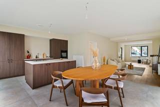 <p><span>Volledig gerenoveerde woning (HOB) op een prachtig perceel, met vier slaapkamers, twee badkamers, een garage en een ruime tuin met een weids uitzicht over de polders.</span></p><p><span>Op een aangename locatie in Hoevenen, vlakbij Kapellen, bevindt zich deze volledig gerenoveerde en verrassend ruime ééngezinswoning.</span></p><p><span>Dankzij de gunstige ligging geniet u van een vlotte verbinding met het centrum van Hoevenen en Kapellen en bevinden winkels, scholen, openbaar vervoer en belangrijke invalswegen zich in de nabijheid.</span></p><p><span>De woning is de ideale combinatie van comfortabel wonen en bereikbaarheid en dat in een rustige woonomgeving.</span></p><p><span>Via de inkomhal met gastentoilet betreden we de woning. Rechts bevindt zich een eerste volwaardige slaapkamer met en suite badkamer, uitgerust met een ruime inloopdouche en lavabomeubel. Links krijgen we toegang tot de leefruimte.</span></p><p><span>De lichtrijke leefruimte vormt samen met de open keuken het kloppende hart van de woning. De warme houten vloer, karaktervolle schouw en grote raampartijen creëren een bijzonder aangename sfeer! De volledig uitgeruste keuken met eiland biedt bijzonder veel werkblad- en kastruimte en sluit mooi aan op de eetplaats. Kamerbrede glaspartijen zorgen voor een overvloed aan natuurlijk licht en een prachtige verbinding met terras en tuin.</span></p><p><span>Verder vinden we op het gelijkvloers ook nog een polyvalente ruimte, geschikt als bureau, berging en/of wasplaats, en een ruime inpandige garage. Voldoende plaats voor wagen, fietsen en ...</span></p><p><span>Op de verdieping vinden we een nachthal, drie volwaardige slaapkamers en een tweede badkamer. Deze laatste is voorzien van een ligbad met douchevoorziening, dubbel lavabomeubel en toilet.</span></p><p><span>Ook buiten is het heerlijk vertoeven. Het ruime terras sluit rechtstreeks aan op de leefruimte en de keuken. Een garantie voor gezellige tuinfeestjes met familie en vrienden!</span></p><p><span>Men geniet hier bovendien van een mooi open zicht over de achterliggende velden, wat voor een heerlijk gevoel van rust en ruimte zorgt.</span></p><p><span>De tuin (met tuinhuis) biedt tenslotte nog heel wat mogelijkheden. Groene vingers? Dan kan je hier zeer zeker iets mee!</span></p><p><span>Interesse gewekt? Wel, dan hoor ik graag van U!</span></p>