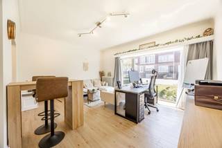 Dit recent opgefrist appartement op de benedenverdieping is centraal gelegen te Kortrijk, op wandelafstand van zowel het centrum als het station. Het appartement beschikt over een inkomhal, een lichtrijke woonkamer met aansluitend een recente ingerichte open keuken. De vernieuwde badkamer is uitgerust met een lavabo in meubel, een douche en een toilet. Daarnaast is er één ruime slaapkamer. De aanwezigheid van een aparte wasplaats, berging en kelder maken het appartement extra functioneel. De kelder is toegankelijk via de lift. <br />Er wordt verwarmd via centrale verwarming op aardgas. Extra troef is de conforme elektriciteit!<br />Een ideale woonst voor wie belang hecht aan een centrale ligging: bijzonder geschikt voor alleenstaanden of pendelaars die comfortabel willen wonen met alle nodige faciliteiten.<br />Nieuwsgierig geworden? Plan snel een bezoek en ontdek zelf het comfort en de ligging van dit aangename appartement! Op heden is dit pand goed verhuurd!