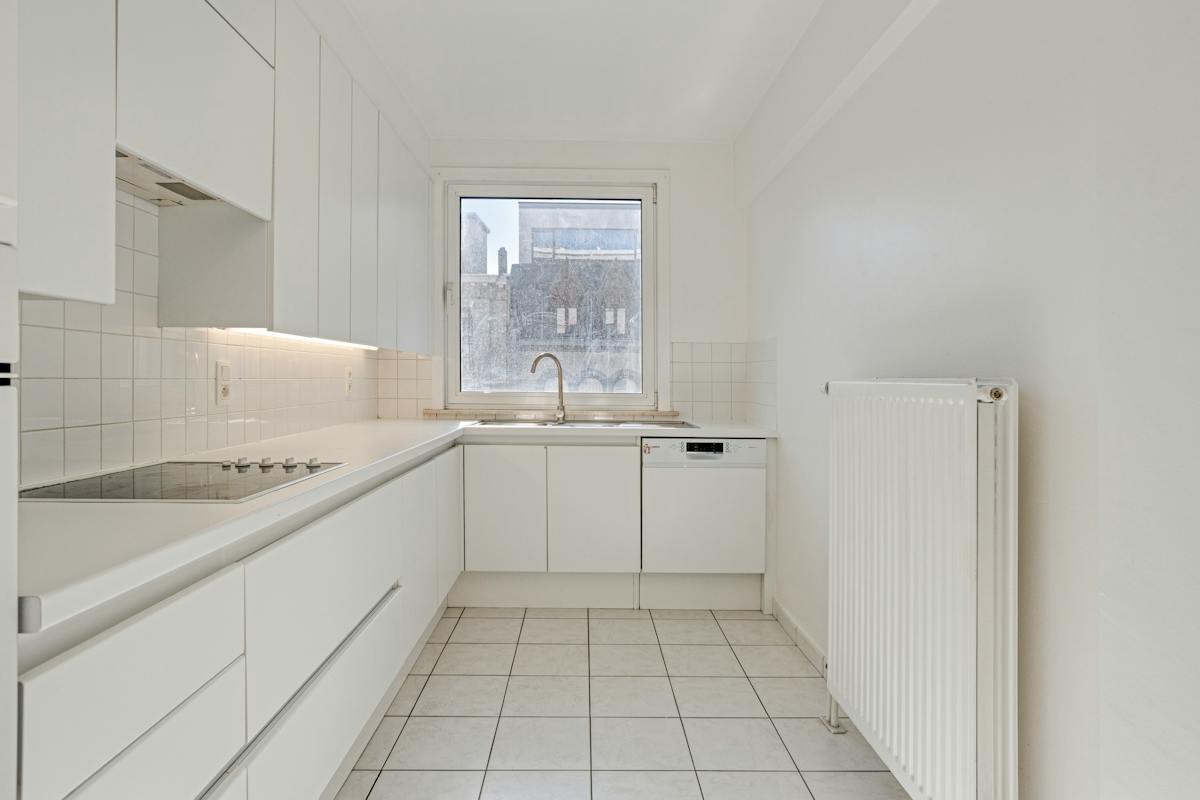 Appartement (97m²) te koop aan de Grote Markt in Kortrijk. - foto 4