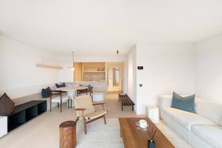 Schitterend appartement met zonneterras en mogelijkheid tot het aankopen van een gesloten garagebox. Twee volwaardige slaapkamers, twee badkamers en bijzonder mooi open zicht over de villa's. Parkeer uw wagen in de ruime garagebox op slechts 150 meter. <br /><br />Indeling: Inkomhal met ingebouwde vestiairekast, een prachtige woonkamer met een mooie parketvloer, een op maat gemaakte televisiekast en een gezellige eetplaats voorzien van een ingewerkte zitbank. Een volledige ingerichte keuken voorzien van Miele toestellen en travertin keukentablet. Vanuit de woonkamer en vanop het terras is het genieten van de zon en de mooie open zichten over het Zoute. Het appartement telt 2 ruime slaapkamers telkens voorzien van een eigen badkamer. Er zijn maatkasten in de slaapkamers en in de inkomhal. Verder nog een gastentoilet en een bergruimte met aansluiting voor de wasmachine en droogkast. <br /><br />Grote privatieve kelderberging inbegrepen. Op enkele stappen van het appartement kan er een gemakkelijk in te rijden garagebox aangekocht worden. <br /><br />Bezoeken? Graag na afspraak met Willem Cauwels op GSM 0477/60.12.16.