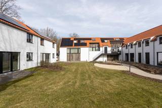 Deze energiezuinige nieuwbouwwoning is gelegen in project Hoezebeekhoeve en bestaat uit een grote en lichtrijke leefruimte met open keuken, berging, toilet, 3 slaapkamers en een badkamer met douche, dubbele wastafel en ligbad. Buiten is er een privéterras van 11m2 voorzien. Mogelijkheid tot aankoop van een overdekte staanplaats. Deze woning voldoet aan de laatste nieuwe normen mbt energie en ventilatie. Buiten is er een prachtig aangelegde gemeenschappelijke tuin van 700 m2. Dit is een pand voor de meerwaardezoeker!