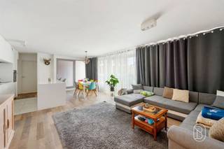 <p>Kwalitatief recent appartementsgebouw met 5 vergunde appartementen – uitstekende investeringsopportuniteit!<br /><br />Dit appartementsgebouw is centraal gelegen in Kortrijk, op wandelafstand van de Grote Markt en vlak bij scholen, winkels en openbaar vervoer. Dankzij de gunstige ligging en de kwalitatieve afwerking vormt dit pand een ideale investering.<br /><br />Het gebouw omvat vijf instapklare en energiezuinige appartementen (EPC A), elk voorzien van een terras. Drie appartementen beschikken over twee slaapkamers, terwijl twee appartementen één slaapkamer tellen. Daarnaast is er een gemeenschappelijke fietsenberging aanwezig voor extra comfort.<br /><br />Alle appartementen zijn momenteel verhuurd, waardoor u onmiddellijk geniet van een stabiel rendement zonder bijkomende inspanningen.<br />Troeven: instapklaar, alles verhuurd, ideale investering, centrale ligging nabij alle voorzieningen, energiezuinig, zonnepanelen, centrale verwarming op gas, dubbele beglazing, conforme elektriciteit.<br /><br /><br />Een zorgeloze investering met onmiddellijk rendement op een toplocatie in Kortrijk.<br /><br />Bezoek na afspraak met Immo Beguin: tessa@immobeguin.be</p>