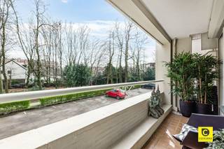 <p><span>Recent gerenoveerd 2 slaapkamer appartement met airco en terras!</span></p><p><span>Dit instapklaar en lichtrijk appartement is voorzien van alle hedendaagse comfort en ligt op de 1</span><span><sup>ste</sup></span><span> verdieping van een gebouw met toplocatie. Winkels, parken, scholen, horeca, sportfaciliteiten, openbaar vervoer en invalswegen zijn steeds vlakbij, evenals het bruisende Antwerpse stadsleven. Ook structureel is dit pareltje een echte topper, u geniet een uitstekend EPC, conforme elektriciteit en het is asbestveilig. Vanuit elke ruimte kijkt u uit op de omringende natuurpracht, uw privacy is dan ook 100% gewaarborgd. Kortom, een garantie op kwalitatief en zorgeloos wonen en/of investeren.</span></p><p><span> </span></p><p><span>Inkomhal, leefruimte &amp; keuken:</span></p><p><span>De hoogwaardige afwerking wordt meteen duidelijk bij het betreden van het appartement via de inkomhal met veiligheidsdeur, ingemaakte vestiaire, tussendeur met gietijzeren look en videofoon. De omvangrijke leefruimte geniet een prachtige natuurlijke lichtinval, kijkt uit op het groen en is voorzien van airco en elektrische sunscreens. De open keuken met berging sluit perfect aan bij de woonkamer en is uitgerust met kwalitatieve "Whirlpool" toestellen (keramisch vuur, dampkap, combi-oven, koelkast, vriezer en vaatwasser).</span></p><p><span> </span></p><p><span>Nachthal, slaapkamers, badkamer &amp; toilet:</span></p><p><span>Een moderne en uitermate praktische waskast werd subtiel geïntegreerd in de nachthal die de leefruimte eveneens afschermt met een trendy tussendeur in gietijzeren look. Beide slaapkamers (8,5 &amp; 15m²) kijken uit op het groen, beschikken over elektrische rolluiken en verzekeren uw goede nachtrust. De riante master-bedroom met airco heeft directe toegang tot het terras. De rustieke badkamer omvat een fantastische inloop-/regendouche met gemarmerde douchewand, een strak wasmeubel met bijhorende spiegelkast en mechanische ventilatie. Een plek met een hoog zen-gehalte waar je volledig tot rust kan komen. Het toilet met handenwasser is apart.</span></p><p><span> </span></p><p><span>Terras, kelder &amp; autostaanplaats:</span></p><p><span>Het charmante, inpandige terras leent zich perfect om volop te genieten van een stevig ontbijt of een zonnige lunch, steeds in een groene omgeving. In de namiddag biedt de buitenruimte dan weer de nodige afkoeling tijdens de hete zomerdagen, ideaal om na een drukke werkdag geheel tot rust te komen, al dan niet met een goed glas in de hand. De kelderberging is inbegrepen. De ondergrondse autostaanplaats is optioneel (€ 15.000). </span></p><p><span> </span></p><p><span>Extra troeven:</span></p><p><span>- Toplocatie</span></p><p><span>- Verhuizen, uitpakken en genieten</span></p><p><span>- EPC B (85m²)</span></p><p><span>- Airco</span></p><p><span>- Elektriciteit conform</span></p><p><span>- Asbestveilig</span></p><p><span>- HR ramen</span></p><p><span>- Hoge afwerkingsgraad</span></p><p><span>- Elektrische rolluiken en sunscreens</span></p><p><span>- Terras</span></p><p><span>- Kelder en autostaanplaats</span></p><p><span> </span></p>