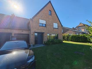 Instapklaar halfopen bebouwing met zonnig terras<br />Dit huis gelegen in de Nieuwpoortlaan te Lombardsijde bestaat uit: <br /><br />inkomhal<br />woonkamer met gezellige gashaard en toegang tot het zongericht terras<br />volledig geïnstalleerde keuken met kookeiland<br />wasplaats<br />apart toilet<br />garage<br />oprit<br />ruime tuin<br />op de eerste verdieping van de woonst bevindt zich<br />drie volwaardige, ruime slaapkamers<br />badkamer met douche, bad, lavabo en toilet<br />ruime zolderverdieping boven de slaapkamers die kan worden ingericht<br />Enkele pluspunten van deze woning<br />geen renovatieplicht<br />waterput van 10.000 liter<br />nieuw dak<br />nieuwe elektriciteits -en verwarmingsinstallatie alsook de leidingen<br />ruime tuin met zongericht terras