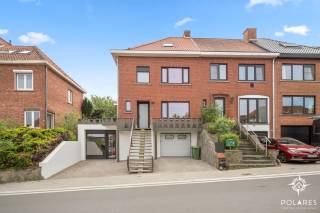 Deze charmante 3-gevelwoning is uitstekend gelegen in het gegeerde Heverlee, op een toplocatie vlak bij de Abdij van Park, Sportoase, het centrum van Leuven, scholen, winkels en belangrijke invalswegen.<br /><br />Bij het betreden van de woning komt u in de inkomhal, waar zich meteen een eerste, moderne badkamer bevindt, uitgerust met een ruime douche, toilet en lavabo – ideaal voor gasten of als praktische extra badkamer.<br /><br />Via een stijlvolle 'steellook' deur bereikt u de ruime leefruimte, die naadloos overgaat in de volledig geïnstalleerde keuken met aansluitende bijkeuken. De keuken biedt een aangenaam zicht op het gezellige tuintje – een heerlijke plek om tot rust te komen of te genieten van zonnige dagen.<br /><br />Op de tweede verdieping bevinden zich twee volwaardige slaapkamers, een derde (kinder- of bureau)kamer en een tweede badkamer. De volledige zolderverdieping werd ingericht als een indrukwekkende masterbedroom met een prachtig uitzicht over Leuven – een unieke troef van deze woning.<br /><br />De woning is volledig onderkelderd (gelijkvloers) en biedt uitzonderlijk veel extra ruimte. De kelderverdieping omvat een zeer ruime garage, een ketelruimte, een aparte bergruimte en een extra polyvalente kamer. Deze ruimte deed vroeger dienst als naaiwinkel en kan perfect worden ingericht als praktijkruimte, bureau, hobbyruimte, sportruimte of studeerplek voor studerende kinderen.<br /><br />Het voorbije jaar kreeg de volledige woning een stevige update, met een EPC B label hoeft u zich geen zorgen te maken over hoge verbruikskosten.<br />Met een totale oppervlakte van 242m² (volgens epc, verwarmde kelderverdieping inbegrepen) heb je aan ruimte geen gebrek.<br /><br />Kortom, een veelzijdige en ruime woning met tal van mogelijkheden op een absolute topligging.<br /><br />