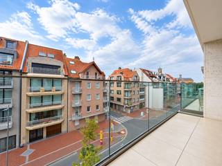 Dit stijlvolle nieuwbouwappartement geniet van een uitstekende ligging in de begeerde Paul Parmentierlaan en combineert hedendaags wooncomfort met een hoogwaardige afwerking, een doordachte indeling en aangename buitenruimtes.<br /><br />Het appartement omvat een ruime inkomhal met gastentoilet en geeft uit op de lichtrijke leefruimte met een luxueuze open keuken. De gezellige woon- en eetruimte sluit naadloos aan op het ruime terras aan de voorzijde, ideaal om in alle rust van de buitenlucht te genieten.<br /><br />Daarnaast beschikt het appartement over een praktische berging met aansluitingen voor wasmachine en droogkast.<br /><br />Achteraan bevinden zich twee volwaardige slaapkamers, die elk rechtstreeks toegang bieden tot het terras aan de achterzijde. Beide slaapkamers beschikken bovendien over een eigen douchekamer, wat zorgt voor extra comfort en privacy.<br /><br />Een stijlvol en eigentijds appartement op een topligging, ideaal als permanente woonst of tweede verblijf.<br /><br />Het appartement beschikt tevens over een private kelderberging en een gemeenschappelijke fietsenberging. <br />Daarnaast bestaat de mogelijkheid tot aankoop van een autostaanplaats in hetzelfde gebouw.<br /><br />Stedenbouwkundig uittreksel en maatregelenregister in aanvraag.<br /><br />Aarzel niet om ons te contacteren voor meer info: tel. : 050 62 44 14 of via: knokke@immax.be