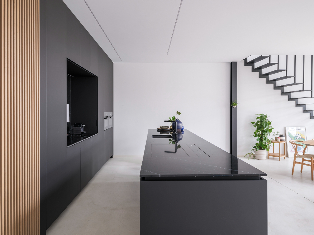 Luxueus en tijdloos – Exceptionele loft met 2 slaapkamers, aparte bureauruimte en ruim terras in een beschermd gebouw met een rijke industriële voorgeschiedenis. - photo 4