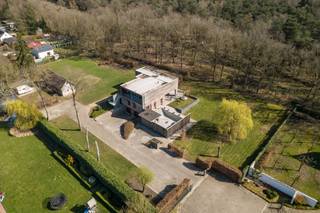 Deze stijlvolle villa combineert rust, ruimte en comfort op een unieke manier. Gelegen in een doodlopende straat in het groene Wuustwezel geniet u...